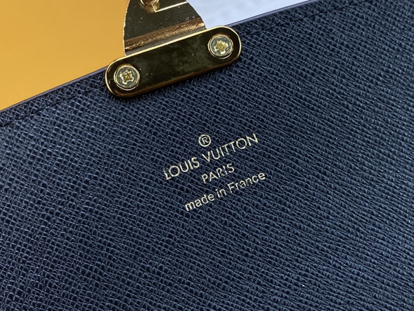 LVコピーウォレット着用イメージ